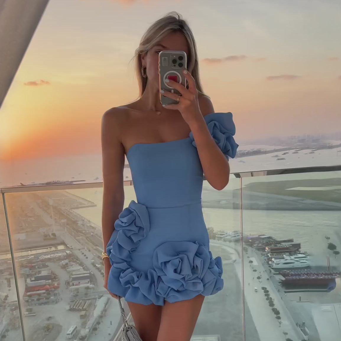 Énora – Robe Courte Asymétrique avec Fleur Sculptée et Détail Couture