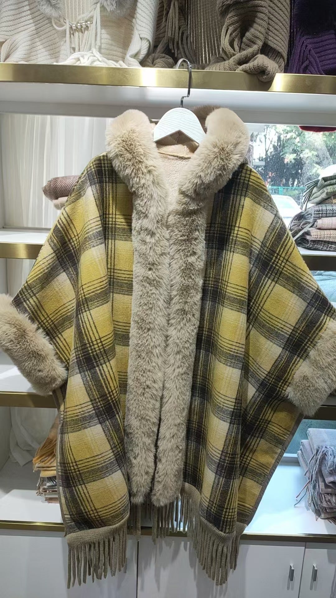 Nouvelle cape automne-hiver ornée d'un motif à carreaux
