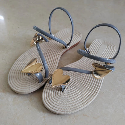 Sandales plates d’été pour femme avec bouton décoratif