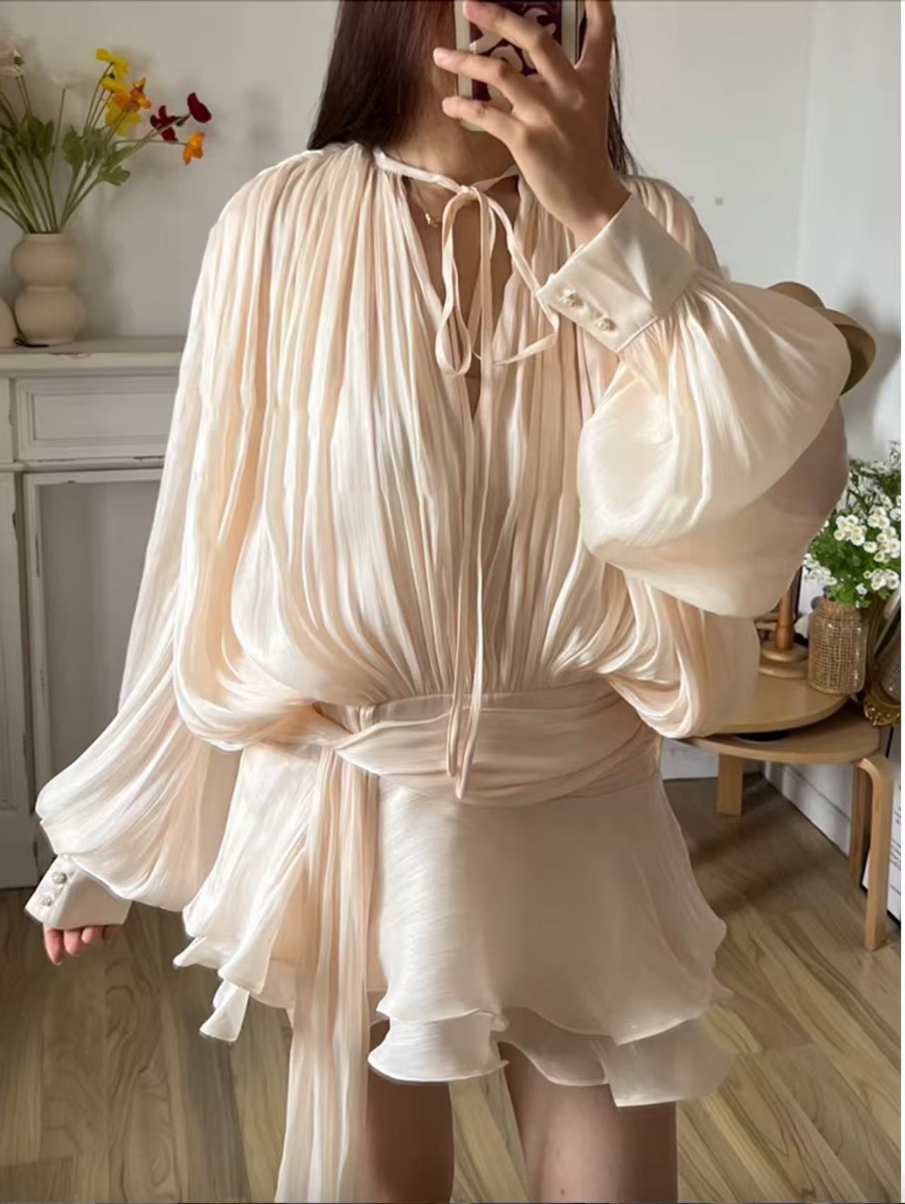 Élise – Ensemble Court Abricot à Taille Cintrée et Manches Bouffantes Romantiques