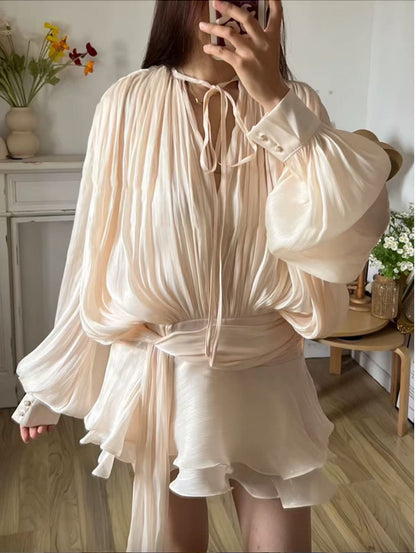 Élise – Ensemble Court Abricot à Taille Cintrée et Manches Bouffantes Romantiques