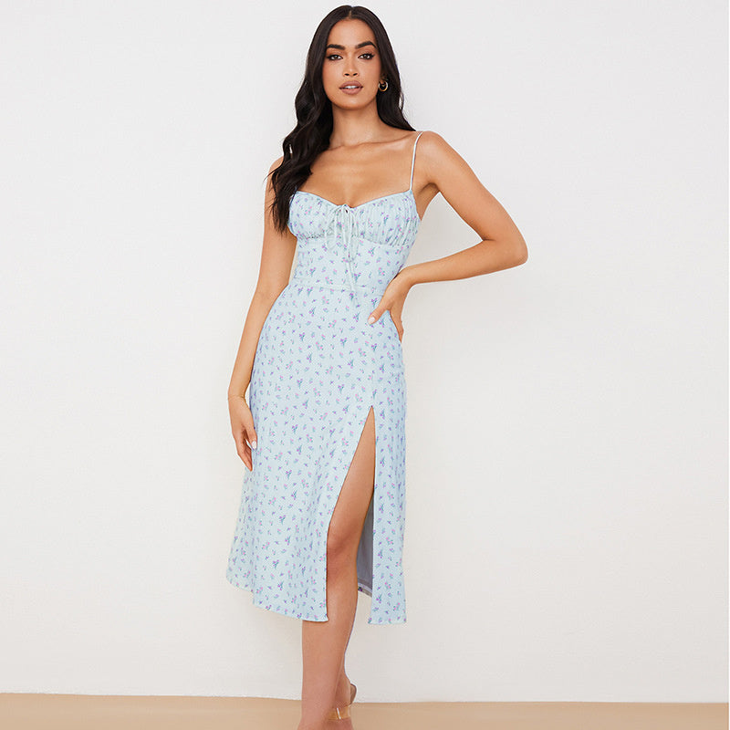 Fiora – Robe Longue Fleurie à Bretelles Fines, Taille Marquée & Fente Latérale