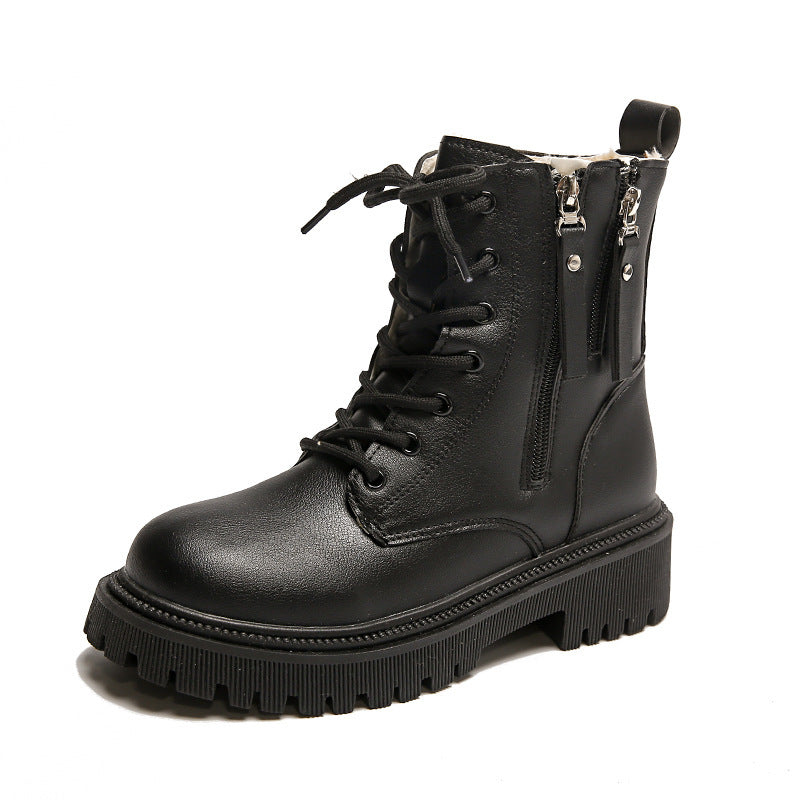 Bottes Martin™ portées avec une tenue décontractée chic.