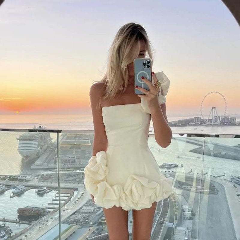 Énora – Robe Courte Asymétrique avec Fleur Sculptée et Détail Couture