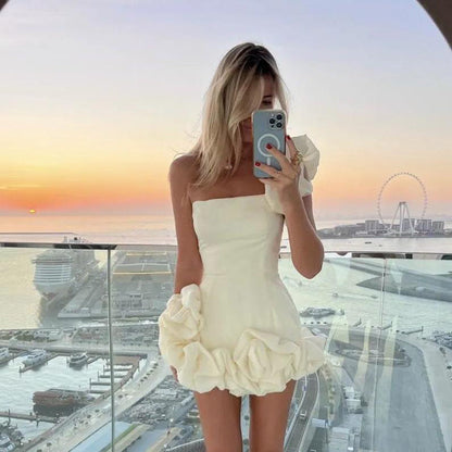 Énora – Robe Courte Asymétrique avec Fleur Sculptée et Détail Couture